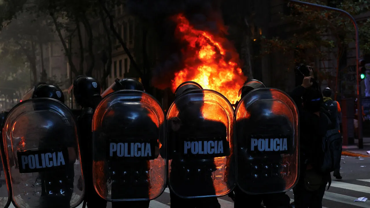 2025-03-12T210137Z_1888854259_RC2WBDAVIOK5_RTRMADP_3_ARGENTINA-PROTESTS