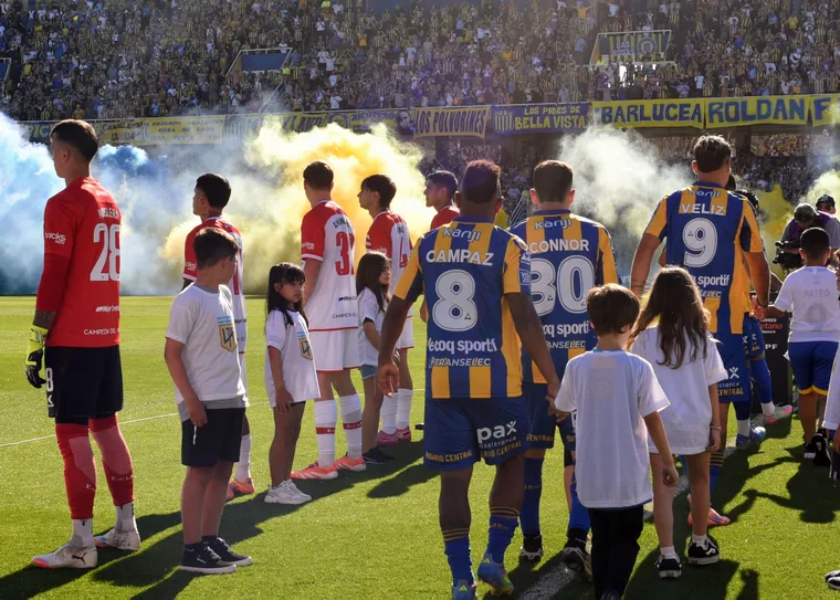 pasillo-espaldas-estudiantes-central