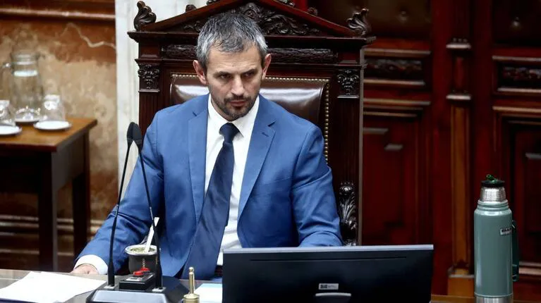 el-presidente-de-la-camara-de-diputados-martin-menem-levanto-la-sesion-en-medio-de-la-pelea-de-zago-y-almiron-y-genero-polemica-con-la-oposicion-foto-reuterstomas-cuesta-SYEGLXFWMZHCZOE22C32S547WA