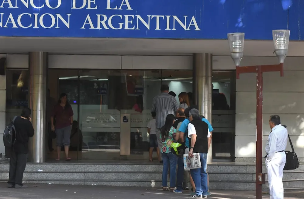 condenan-cajera-del-banco-nacion-que-bicicleteo-78000