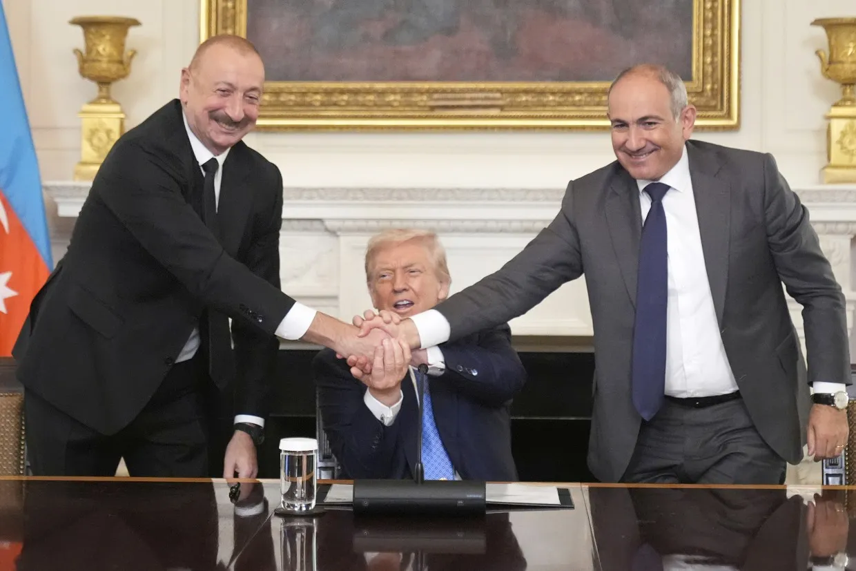 250808-donald-trump-nikol-Pashinyan-Ilham-Aliyev-handshake-ac-847p-7069f8