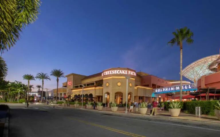 night-view-of-exterior-with-cheesecake-factory-at-dolphin-mall-miami-768x480