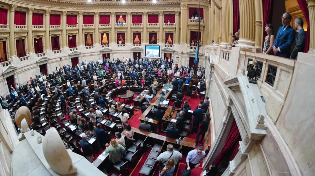 el-debate-sobre-el-dnu-se-habia-pospuesto-la-semana-pasada-tras-la-pelea-de-dos-diputados-oficialist-1024x573